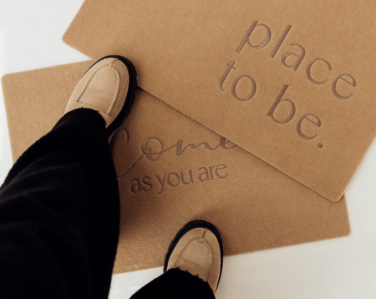 Bestickte Fußmatte place to be. – Bild 5